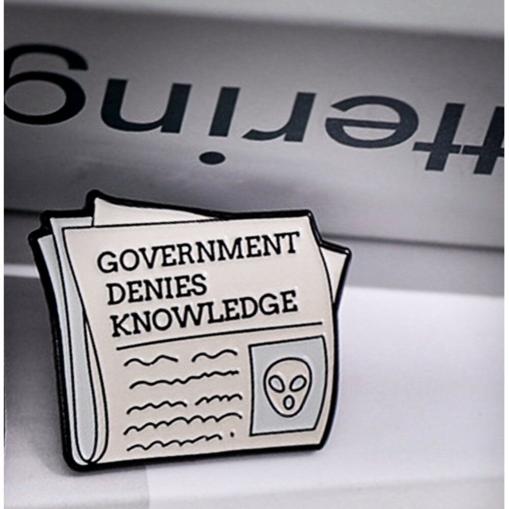 "GOVERNMENT DENIES KNOWLEDGE" ALIEN UFO NEWSPAPER OIL DRIPPED ENAMEL PIN NWT - Picture 2 of 5